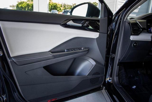 Photo of 2025 Deep Black Volkswagen Taos
