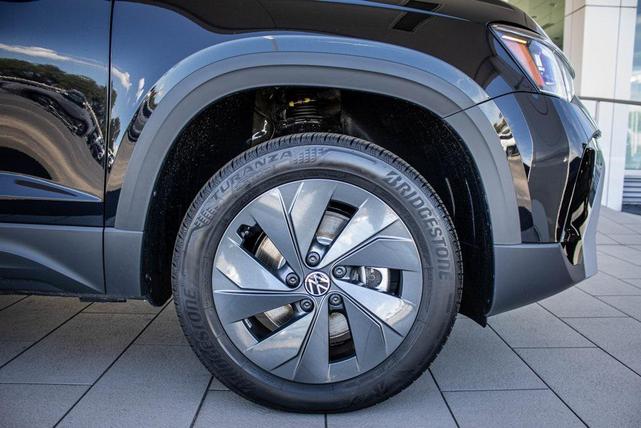 Photo of 2025 Deep Black Volkswagen Taos