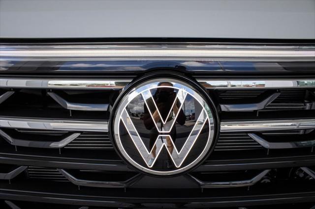 Photo of 2025 Pure White Volkswagen Atlas