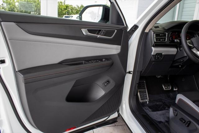 Photo of 2025 Pure White Volkswagen Atlas