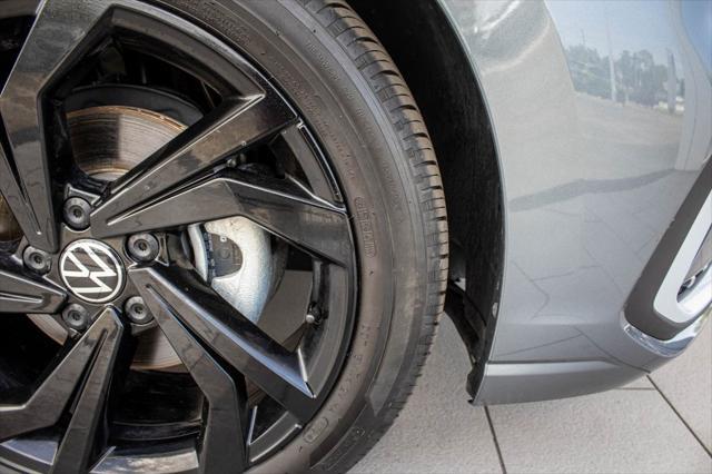 Photo of 2025 Platinum Gray Volkswagen Jetta