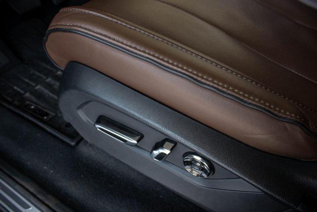 Photo of 2024 Liquid Carbon Metallic Acura MDX