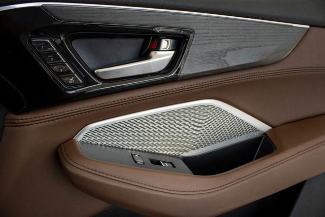 Photo of 2024 Liquid Carbon Metallic Acura MDX