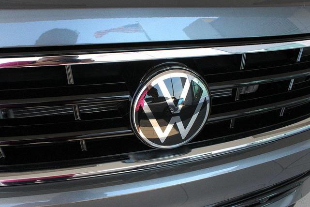 Photo of 2024 Platinum Gray Volkswagen Tiguan