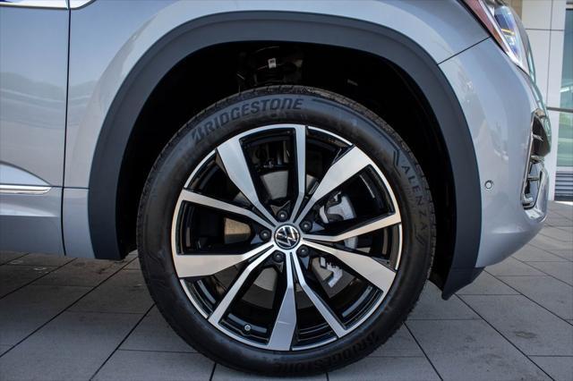 Photo of 2025 Silver Mist Metallic Volkswagen Atlas
