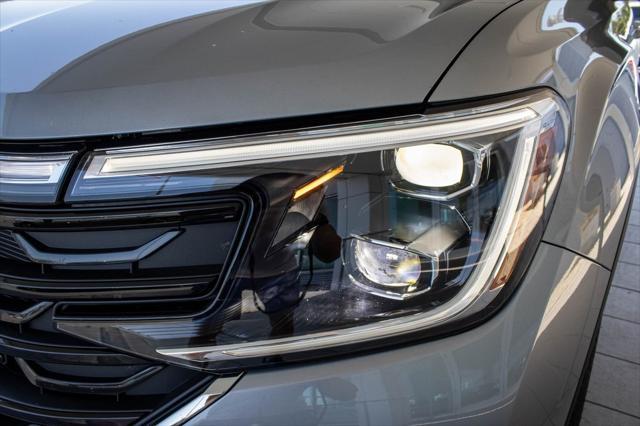 Photo of 2025 Silver Mist Metallic Volkswagen Atlas