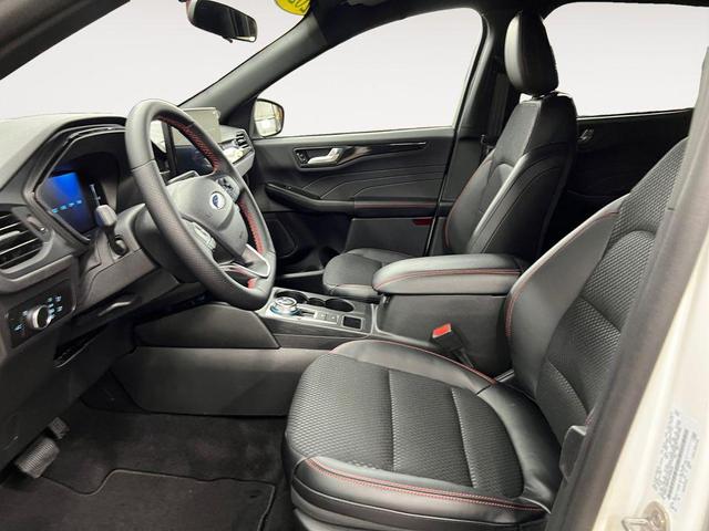 Photo of 2025 Star White Metallic Tri-Coat Ford Escape