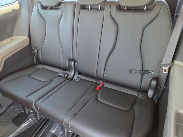 Photo of 2026 Silver Kia Carnival Hybrid