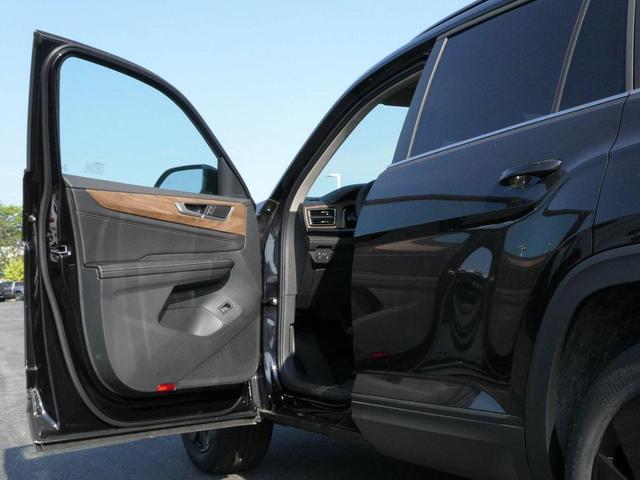 Photo of 2025 Deep Black Pearl Volkswagen Atlas