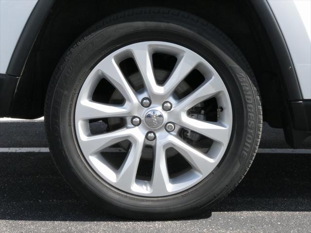 Photo of 2017 Bright White Clearcoat Jeep Grand Cherokee