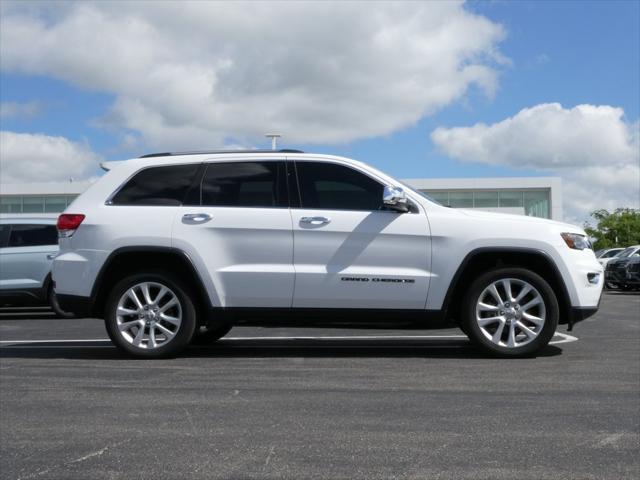 Photo of 2017 Bright White Clearcoat Jeep Grand Cherokee
