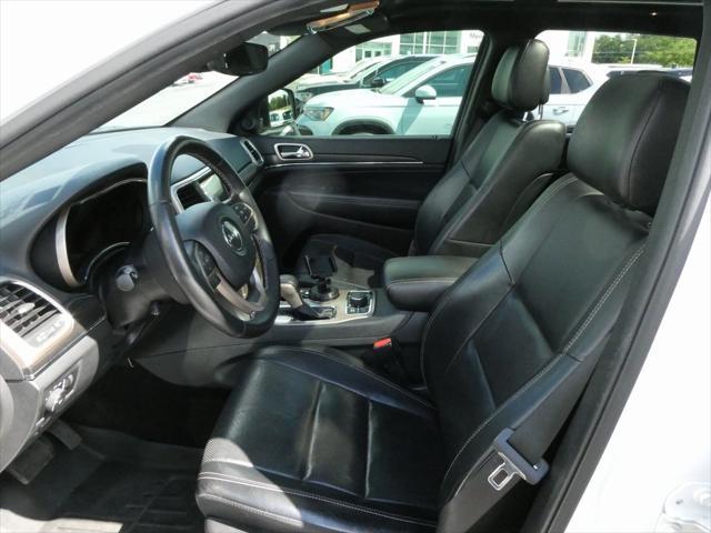 Photo of 2017 Bright White Clearcoat Jeep Grand Cherokee