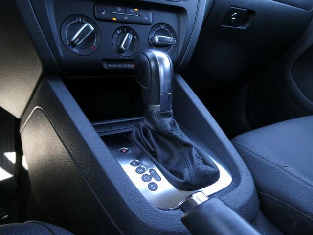 Photo of 2011 White Gold Metallic Volkswagen Jetta