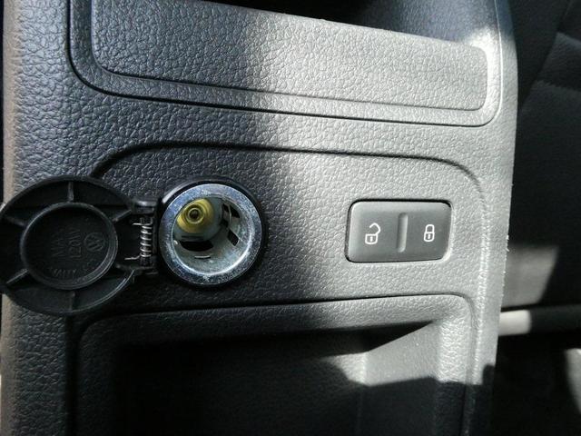 Photo of 2011 White Gold Metallic Volkswagen Jetta