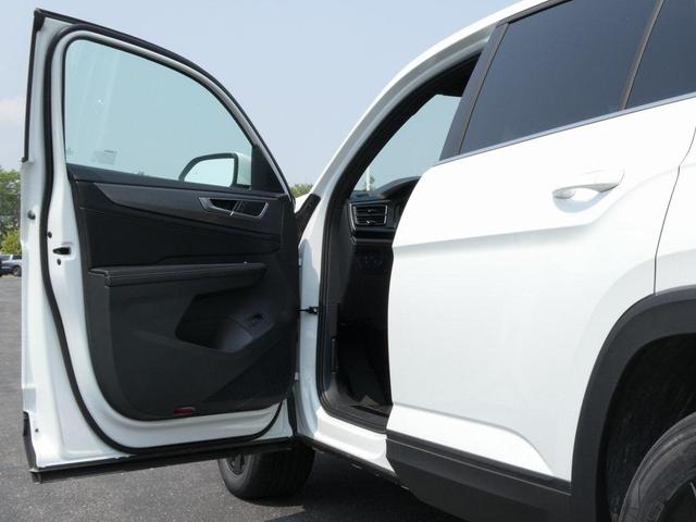Photo of 2025 Pure White Volkswagen Atlas Cross Sport
