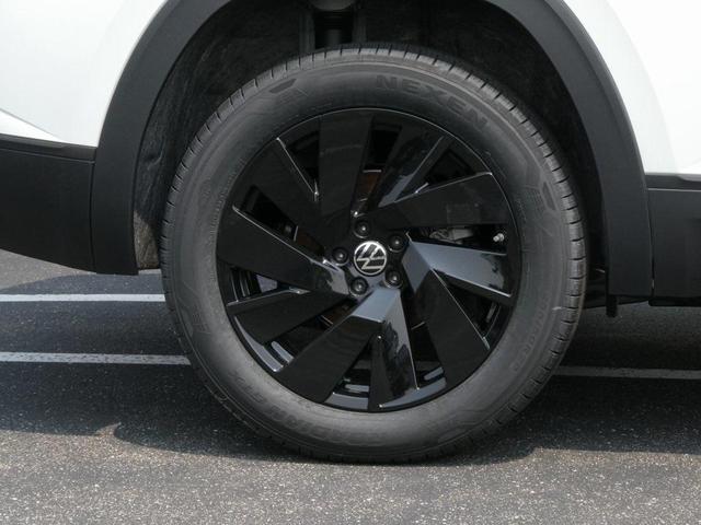 Photo of 2025 Pure White Volkswagen Atlas Cross Sport