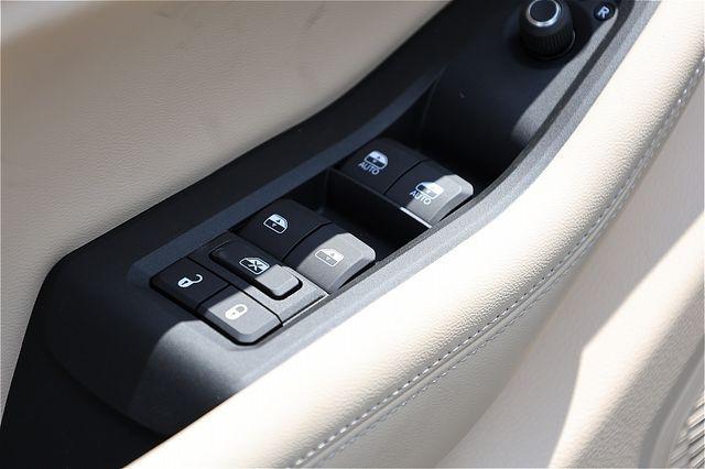 Photo of 2025 Bright White Clearcoat Jeep Grand Cherokee L