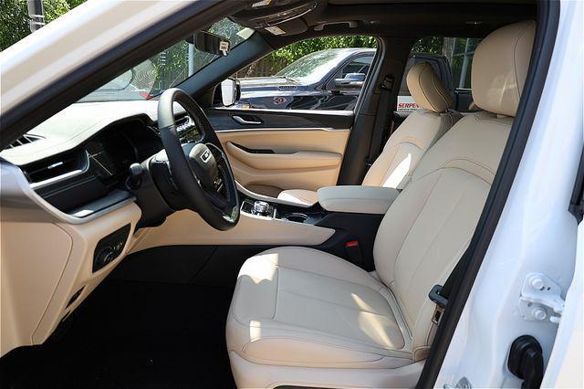Photo of 2025 Bright White Clearcoat Jeep Grand Cherokee L