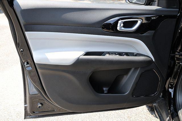 Photo of 2025 Diamond Black Crystal Pearlcoat Jeep Compass