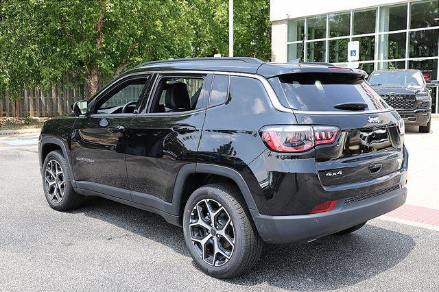 Photo of 2025 Diamond Black Crystal Pearlcoat Jeep Compass