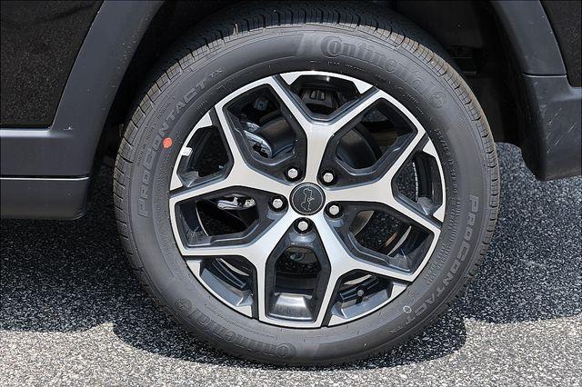 Photo of 2025 Diamond Black Crystal Pearlcoat Jeep Compass