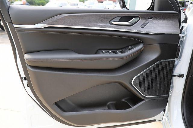 Photo of 2025 Bright White Clearcoat Jeep Grand Cherokee L