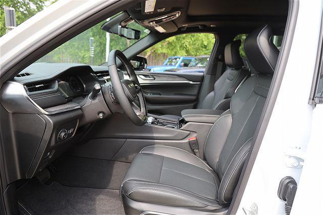 Photo of 2025 Bright White Clearcoat Jeep Grand Cherokee L