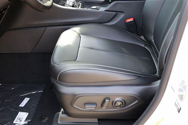 Photo of 2025 Bright White Clearcoat Jeep Grand Cherokee L