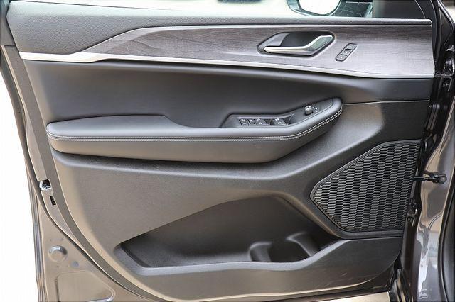 Photo of 2025 Baltic Gray Metallic Clearcoat Jeep Grand Cherokee L