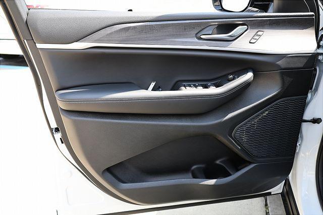 Photo of 2025 Bright White Clearcoat Jeep Grand Cherokee L
