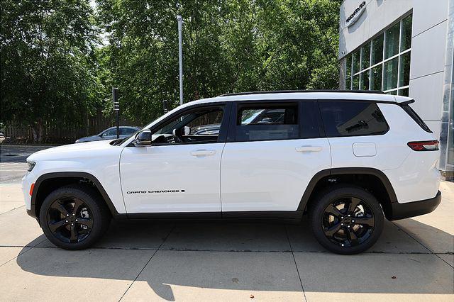 Photo of 2025 Bright White Clearcoat Jeep Grand Cherokee L