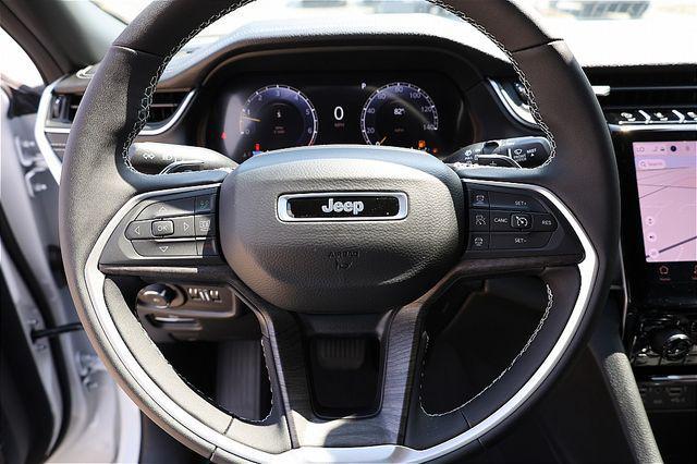 Photo of 2025 Bright White Clearcoat Jeep Grand Cherokee L