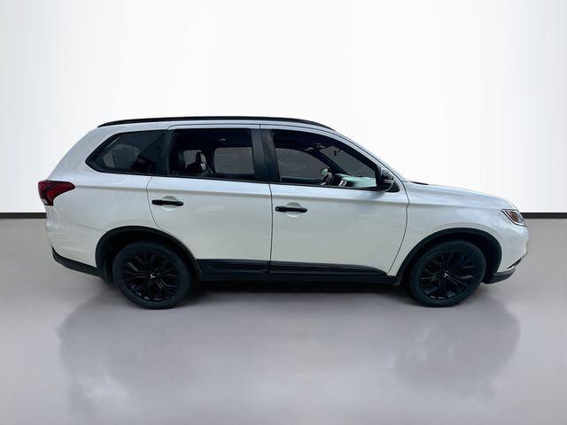 Photo of 2019 Pearl White Mitsubishi Outlander