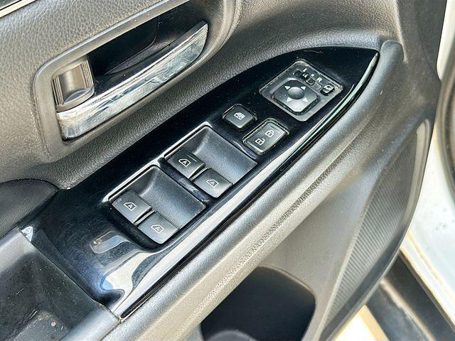 Photo of 2019 Pearl White Mitsubishi Outlander