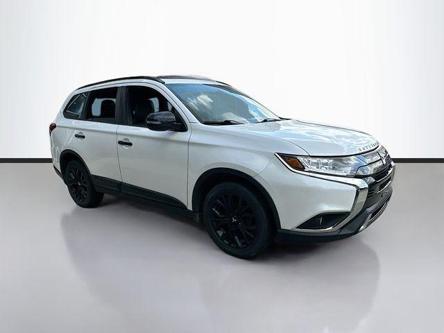 Photo of 2019 Pearl White Mitsubishi Outlander