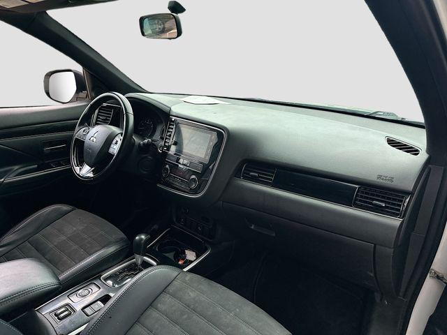 Photo of 2019 Pearl White Mitsubishi Outlander