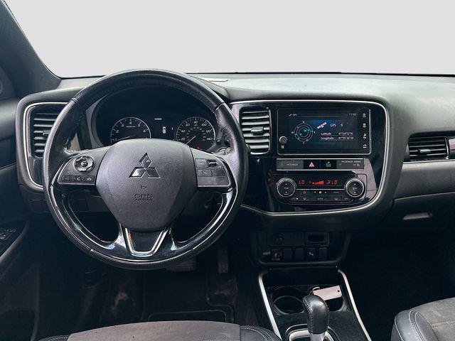 Photo of 2019 Pearl White Mitsubishi Outlander
