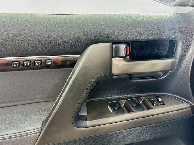 Photo of 2009 Super White Toyota Land Cruiser