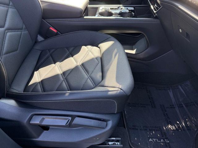 Photo of 2024 Deep Black Pearl Volkswagen Atlas