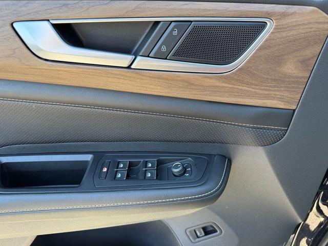 Photo of 2024 Deep Black Pearl Volkswagen Atlas