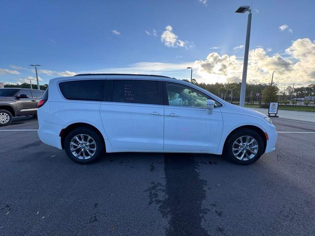 Photo of 2022 Bright White Clearcoat Chrysler Pacifica