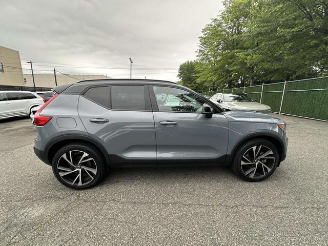 Photo of 2022 Thunder Gray Metallic Volvo XC40