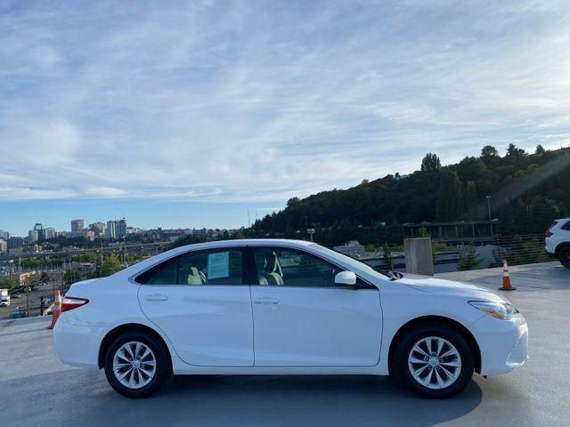 Photo of 2017 Super White Toyota Camry