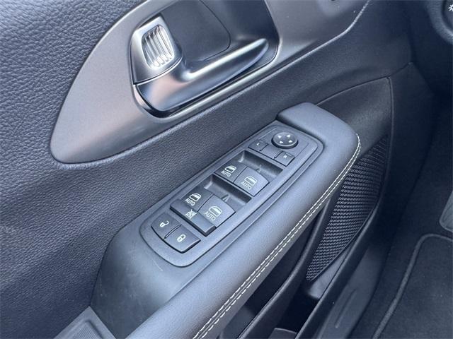 Photo of 2025 Fathom Blue Pearlcoat Chrysler Pacifica