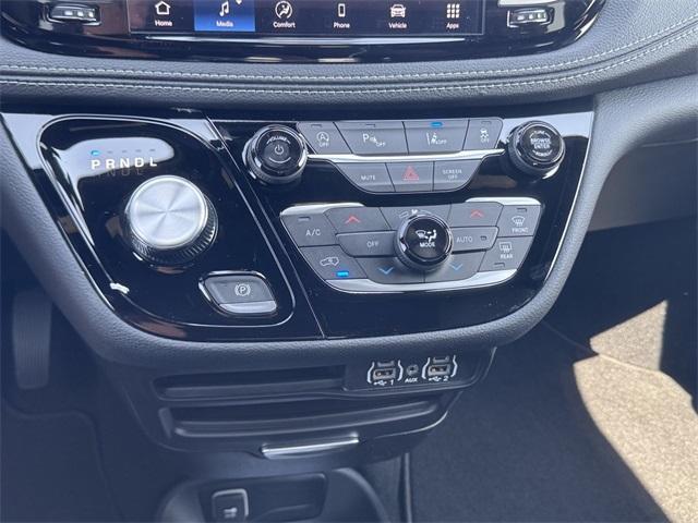 Photo of 2025 Fathom Blue Pearlcoat Chrysler Pacifica