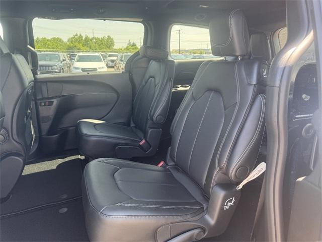 Photo of 2025 Fathom Blue Pearlcoat Chrysler Pacifica