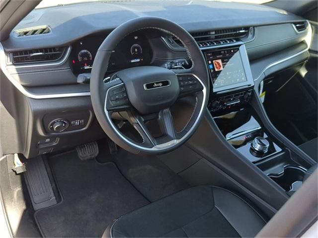 Photo of 2025 Bright White Clearcoat Jeep Grand Cherokee