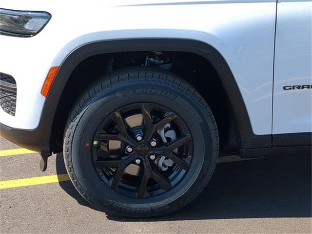 Photo of 2025 Bright White Clearcoat Jeep Grand Cherokee