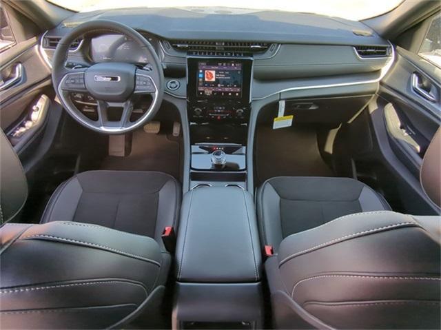 Photo of 2025 Bright White Clearcoat Jeep Grand Cherokee