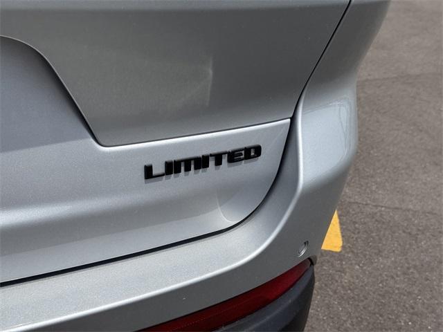 Photo of 2025 Silver Zynith Jeep Grand Cherokee L